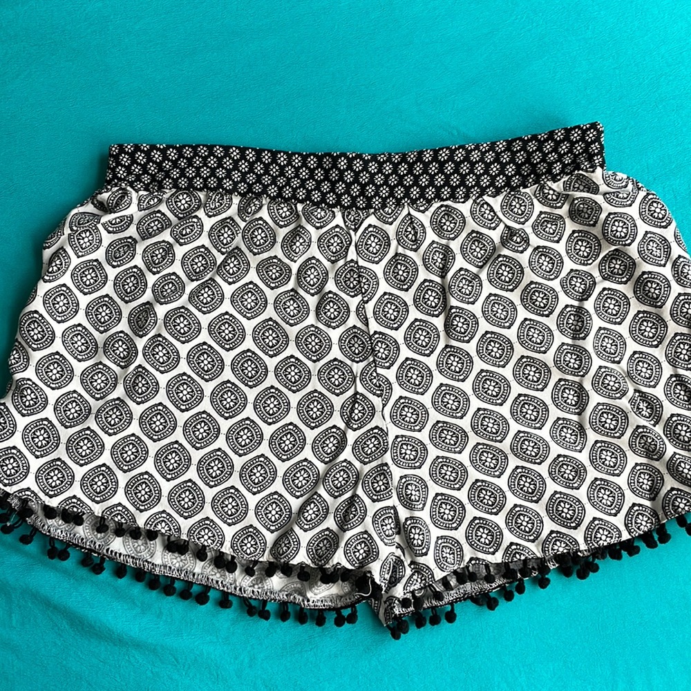 Girls L black and white pattern shorts